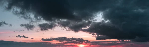 Panorama Del Atardecer Con Nubes Oscuras Cielo Rojo — Foto de Stock