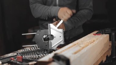 Marangoz ahşap işçiliği için el değirmenciliğini ayarlar