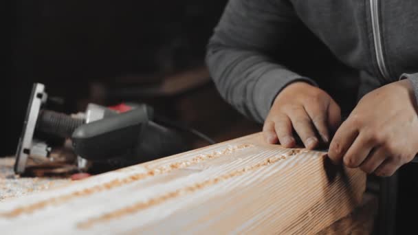 Carpinteiro Mede Produto Futuro Com Uma Régua — Vídeo de Stock
