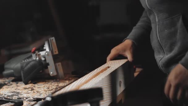 Carpinteiro Fixação Feixe Madeira Com Grampos Antes Processamento — Vídeo de Stock