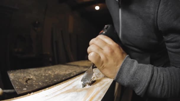Homem Trabalha Com Uma Broca Sua Oficina Carpinteiro Broca Com — Vídeo de Stock