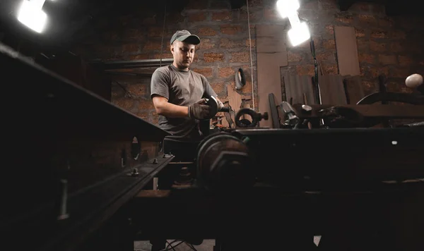 Ein Mann Arbeitet Seiner Heimischen Werkstatt Mit Einem Winkelschleifer Metallprodukte — Stockfoto