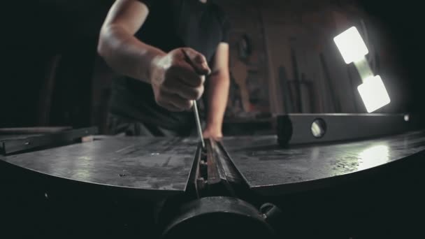 一个工人在家里的车间里准备了一台木工机器 用自己的双手制造金属制品 — 图库视频影像