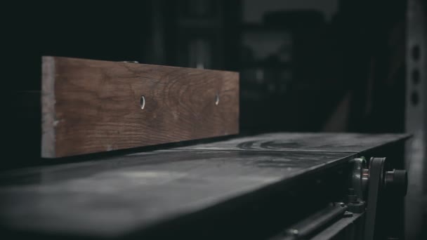 一位工人在自家车间工作前正在测试一台木工机器 用自己的双手制造金属和木制品 — 图库视频影像