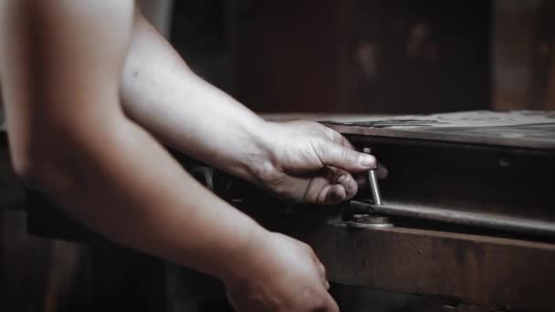 一个工人在家里的车间里准备了一台木工机器 用自己的双手制造金属制品 — 图库视频影像