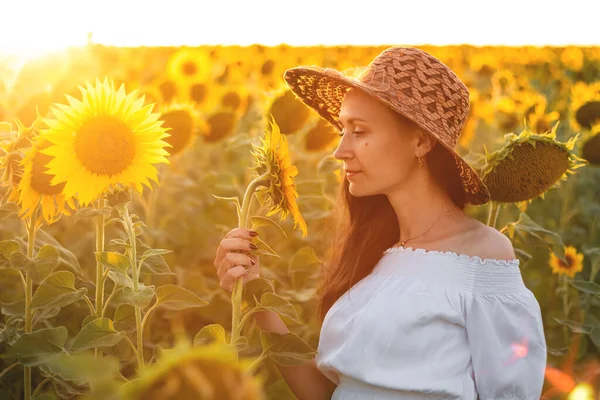 Young Girl White Dress Hat Field Sunflowers Sunset Portrait Woman — Fotografia de Stock
