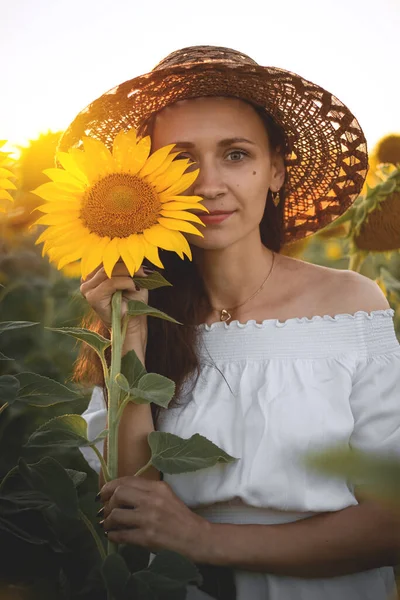 Young Girl White Dress Hat Field Sunflowers Sunset Portrait Woman — Photo