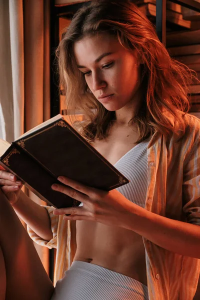 Une Belle Jeune Femme Sous Vêtements Une Chemise Lit Livre — Photo