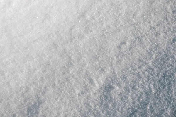 Kışın bembeyaz kar. Işıl ışıl kar yakın.