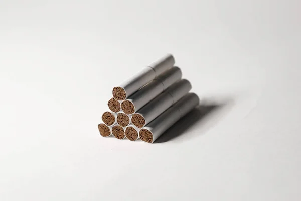 无烟吸烟系统的烟草棒 烟草加热系统 电子香烟技术 替代吸烟 烟草Iqos系统 — 图库照片