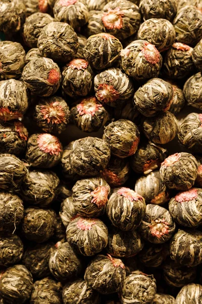 Kuru Türk çayı. Doğal otlarla kokulu çay. Orta Doğu çayı. Türk pazarı. Baharatlar kapanıyor