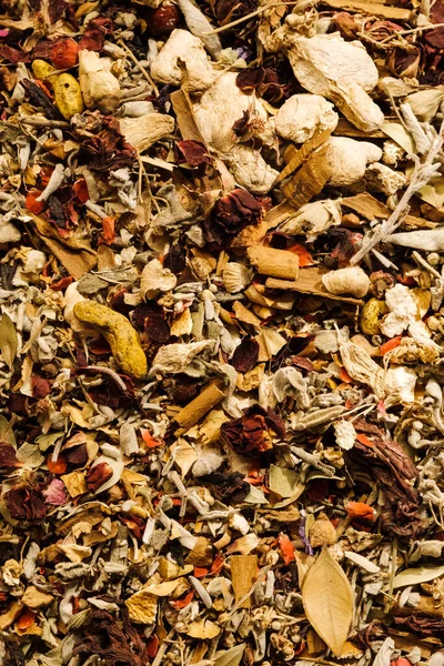 Kuru Türk çayı. Doğal otlarla kokulu çay. Orta Doğu çayı. Türk pazarı. Baharatlar kapanıyor