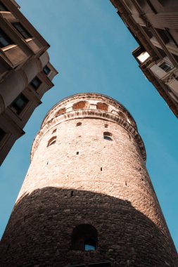 Aşağıdan Galata kulesinin manzarası. İstanbul Galata Kulesi 'nin ve evlerin simgesi. İstanbul ve Türkiye 'de olağandışı bir açıdan dönüm noktası