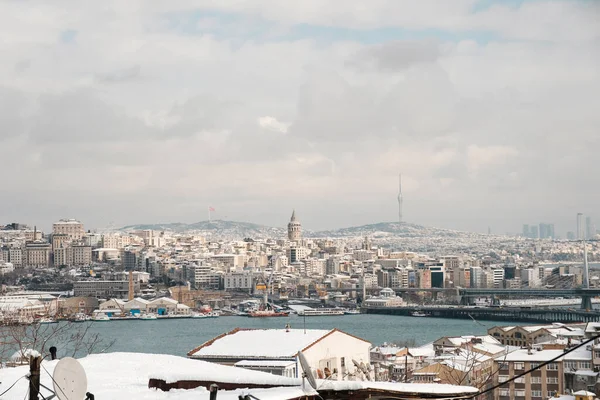 İstanbul ve Galata Kulesi 'nin karla kaplı manzarası. Altın Boynuz boyunca İstanbul 'un Orta Avrupa kesiminin manzarası. İstanbul 'un ruhu. Karlı İstanbul manzarası yukarıdan.