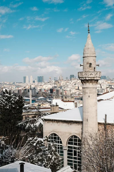 İstanbul manzarası ve çatıdan caminin minaresi. İstanbul 'un orta Avrupa kesiminin altın boynuz körfezinden görünüşü. İstanbul 'un ruhu. Karlı İstanbul manzarası yukarıdan.