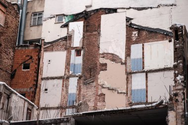 Harap olmuş bir evin duvarı. Oda izleri ve yıkılmış evin hayatı..