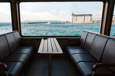 İstanbul 'da feribotta yer ve masa. İstanbul nehir taşımacılığı. Yolcu gemisinde güverte sandalyesi