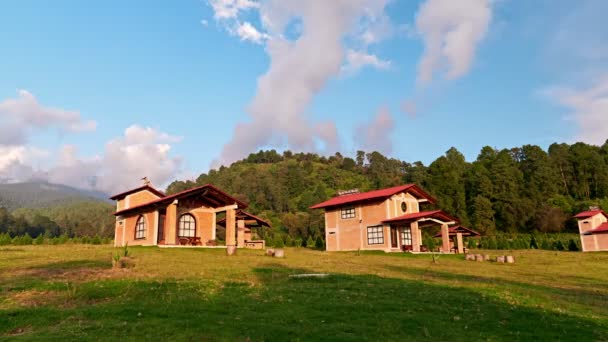 Grande cottage sul prato verde contro colline boscose time lapse — Video Stock