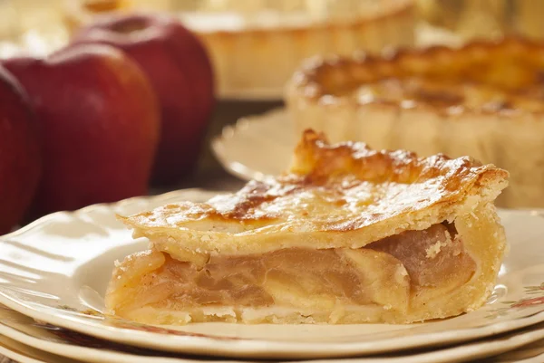 Gekühlter Apfelkuchen auf englischem Teller — Stockfoto