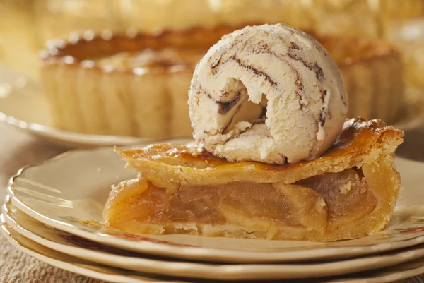 Apple Pie with a Curl of Vanilla Chocolate Ice Cream — Stock Photo, Image