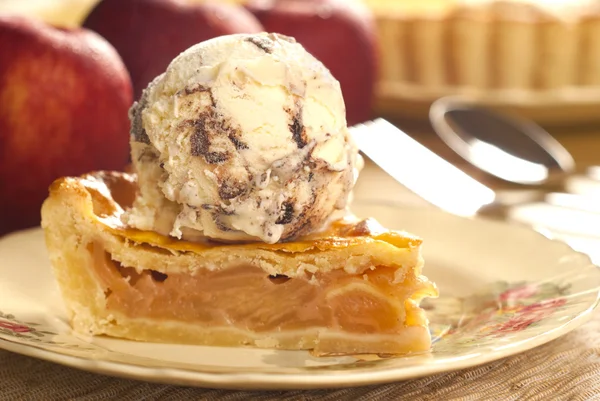 Tarte aux pommes à la crème glacée au chocolat vanillé — Photo