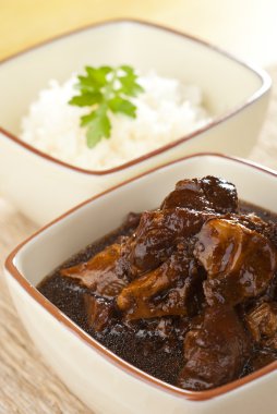 koyu Soya soslu kızarmış domuz paçası
