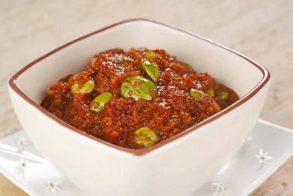 Feijões fedorentos em pasta picante de pimenta — Fotografia de Stock