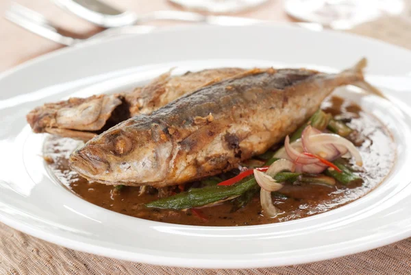 Sardine diabolique sur lit de légumes et de curry — Photo