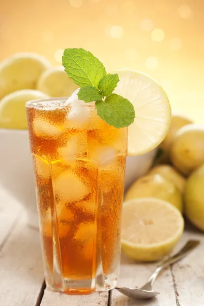 Ledový čaj w divoké citrony n skutečné ledové kostky Stock Obrázky