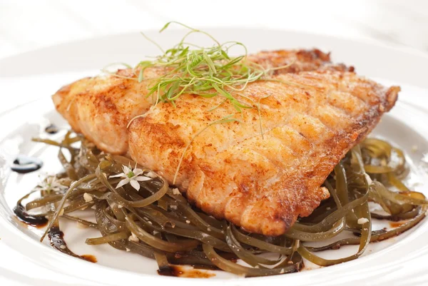 Panfried Snapper on Garlicy Seaweed — Stock Photo, Image