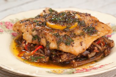 Sarı hardal lime soslu balık filetosu