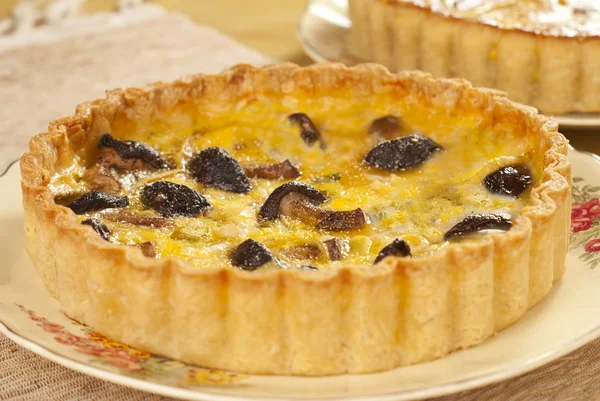 Quiche de champignons et poireaux frais — Photo