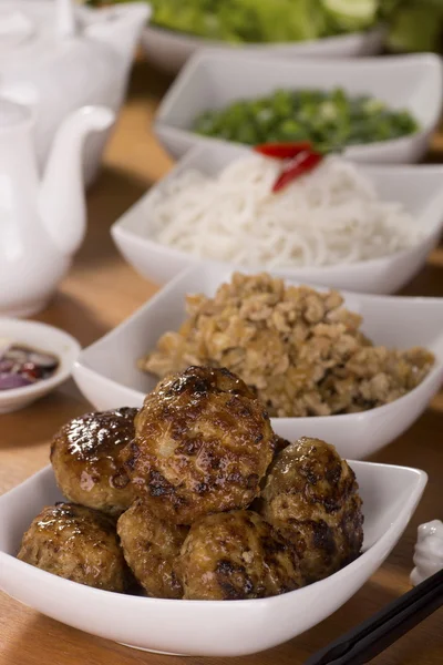 Banchao camboyano. Patatas de cerdo a la parrilla típicamente servidas con verduras, arroz vermicelli, condimentos, salsa de pescado y a veces un caldo — Foto de Stock