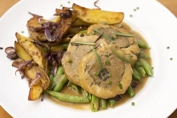 Pollo relleno w Patatas de Lyonnaise —  Fotos de Stock