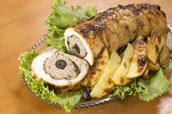 Kurczak faszerowany w mielonego mięsa wołowego i czarnymi oliwkami — Zdjęcie stockowe