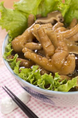 kızarmış tavuk ayağı w shiitake mantar