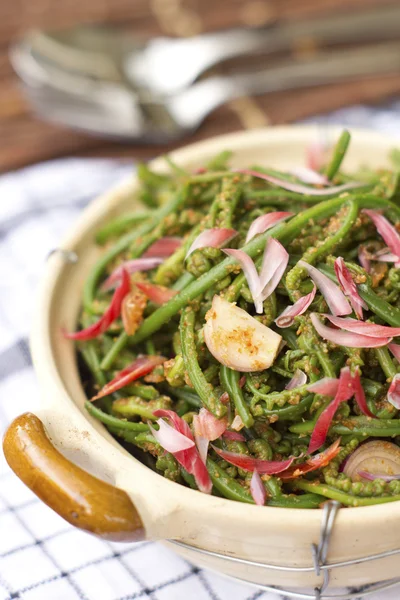 Selvaggio giungla felce insalata w tostato cocco condimento — Foto Stock