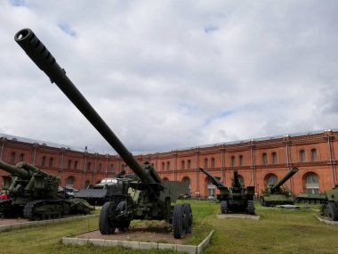 Saint Petersburg, Rusya - 20 Temmuz 2019: Askeri Topçu Müzesi 'ndeki top gösterisi