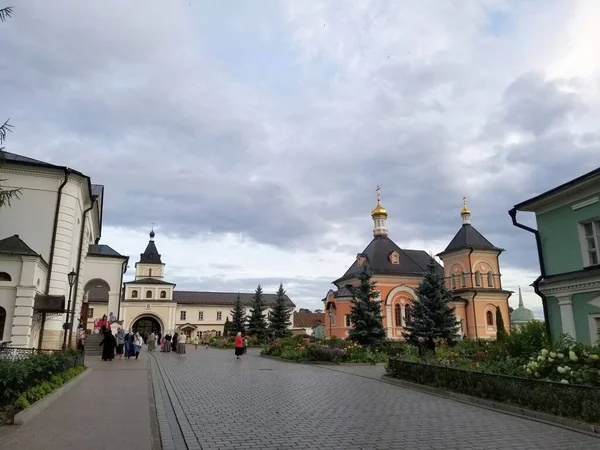 Optina Pustyn Rusia Julio 2019 Peregrinos Entrada Iglesia Monasterio Optina —  Fotos de Stock