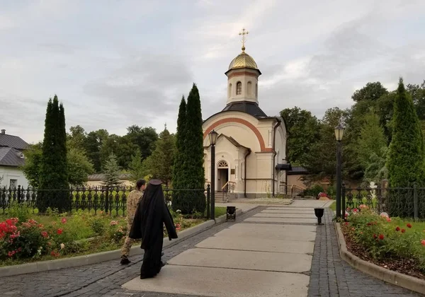 Optina Pustyn Ρωσία Ιουλίου 2019 Ορθόδοξος Μοναχός Και Προσκυνητής Κοντά — Φωτογραφία Αρχείου