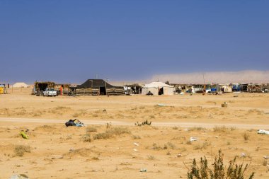 Suudi Arabistan 'ın Riyad yakınlarındaki çölde tipik bir Bedevi aile kampı.