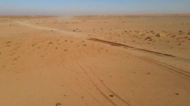 Riyad yakınlarındaki Suudi Arabistan çölünde uluslararası ralli etkinliğini yöneten bir yarış kamyonunun hava görüntüsü.