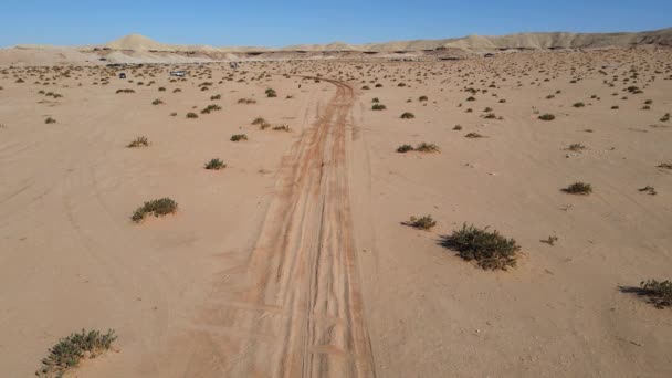 Flygfoto Racerbil Som Kör Internationella Rally Händelse Saudiarabien Öknen Nära — Stockvideo