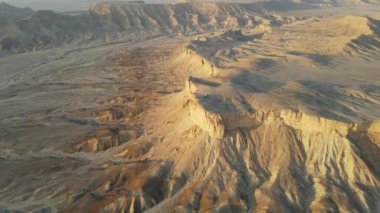 Kamera İHA 'sı Ledge of the World, Horimlaa, Suudi Arabistan üzerinde uçuyor.