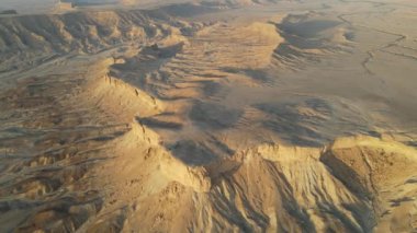 Kamera İHA 'sı Ledge of the World, Horimlaa, Suudi Arabistan üzerinde uçuyor.