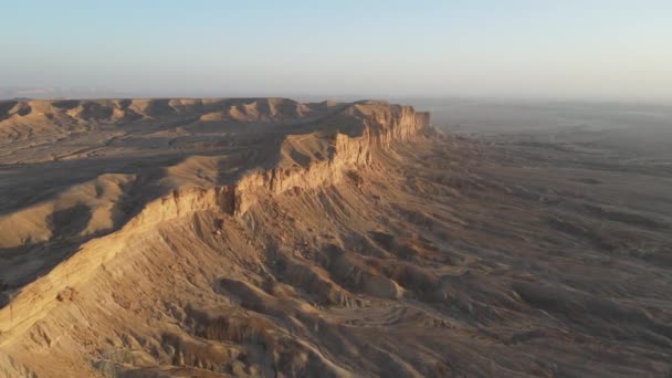 Kamera Dron Letí Přes Okraj Světa Horimlaa Saúdská Arábie — Stock video