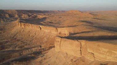 Kamera İHA 'sı Ledge of the World, Horimlaa, Suudi Arabistan üzerinde uçuyor.