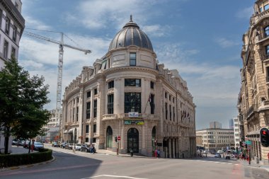 Brüksel, Belçika - 13 Temmuz 2018: Koloniler Sokağı ve Şansölye Sokağı kavşağında tarihi mimari