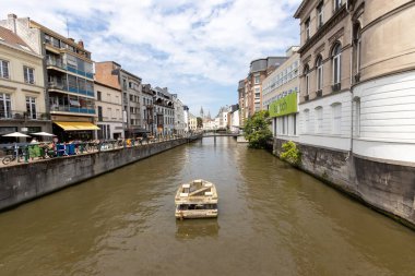 Gent, Belçika - 13 Temmuz 2018: Leie Nehri ve Ajuinlei Caddesi