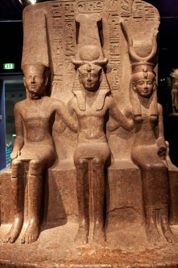 Torino, İtalya - 26 Ağustos 2009: Ramses II Heykelleri Amun ve Hathor ile Mısır Müzesi 'nde